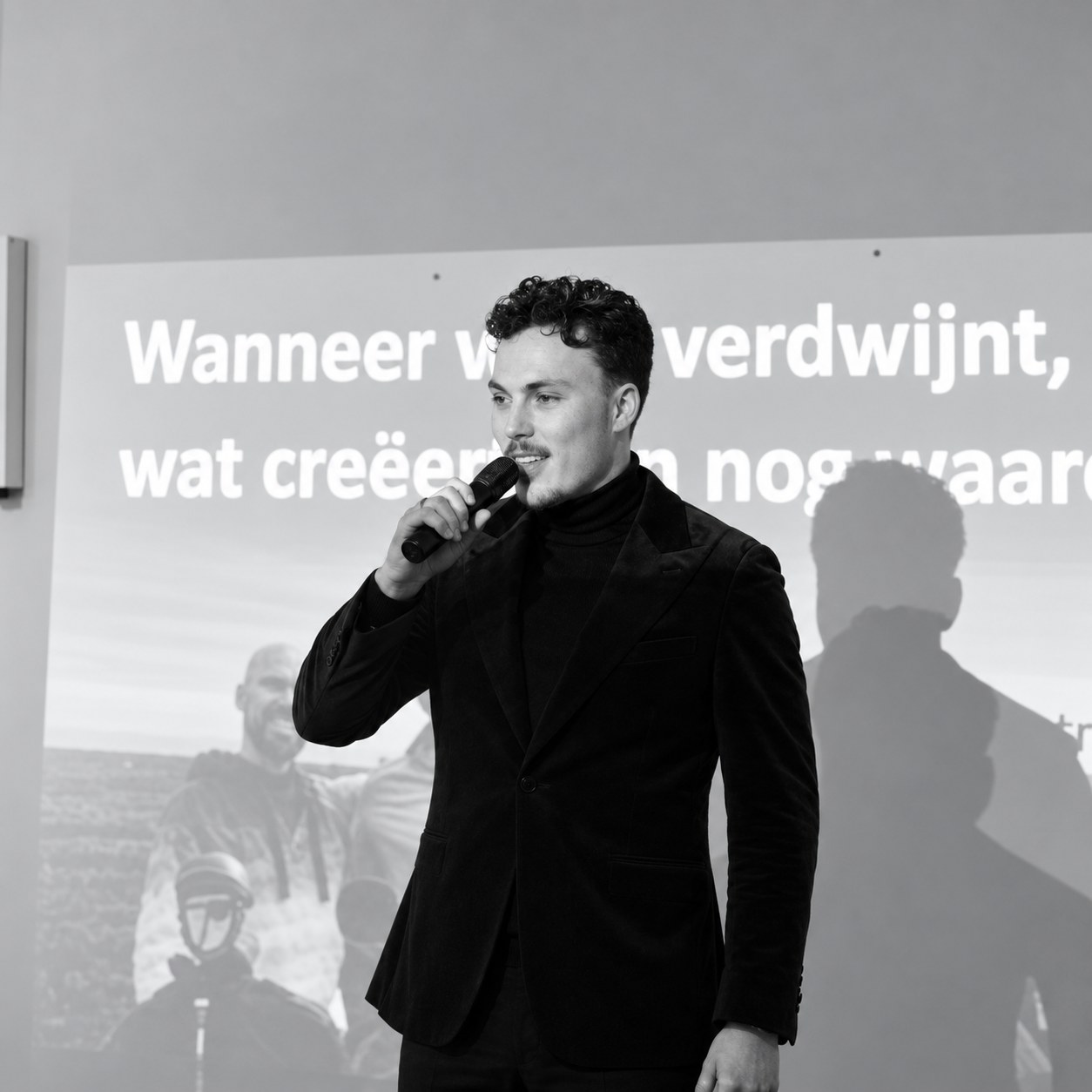 Alexander Taselaar spreekt tijdens een Azimi-event