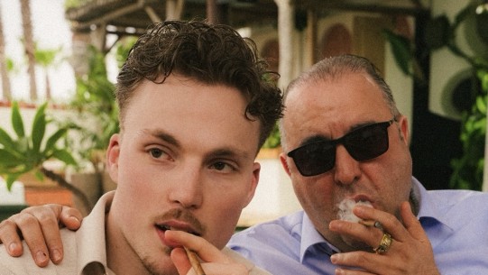 Alexander en Salar met sigaar