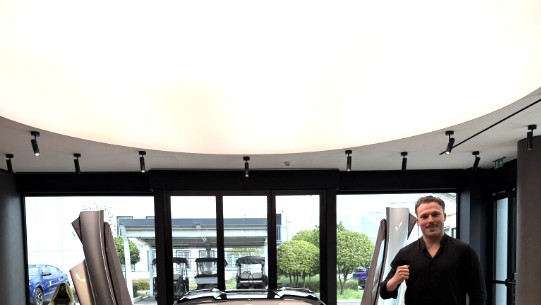 Showroom met supercar