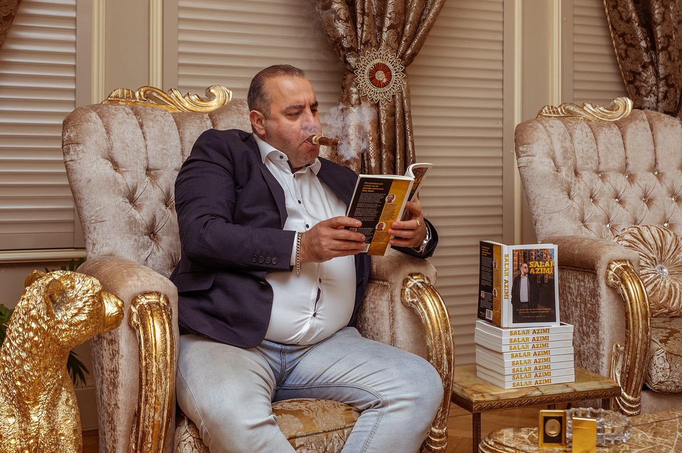 Salar Azimi leest zijn boek