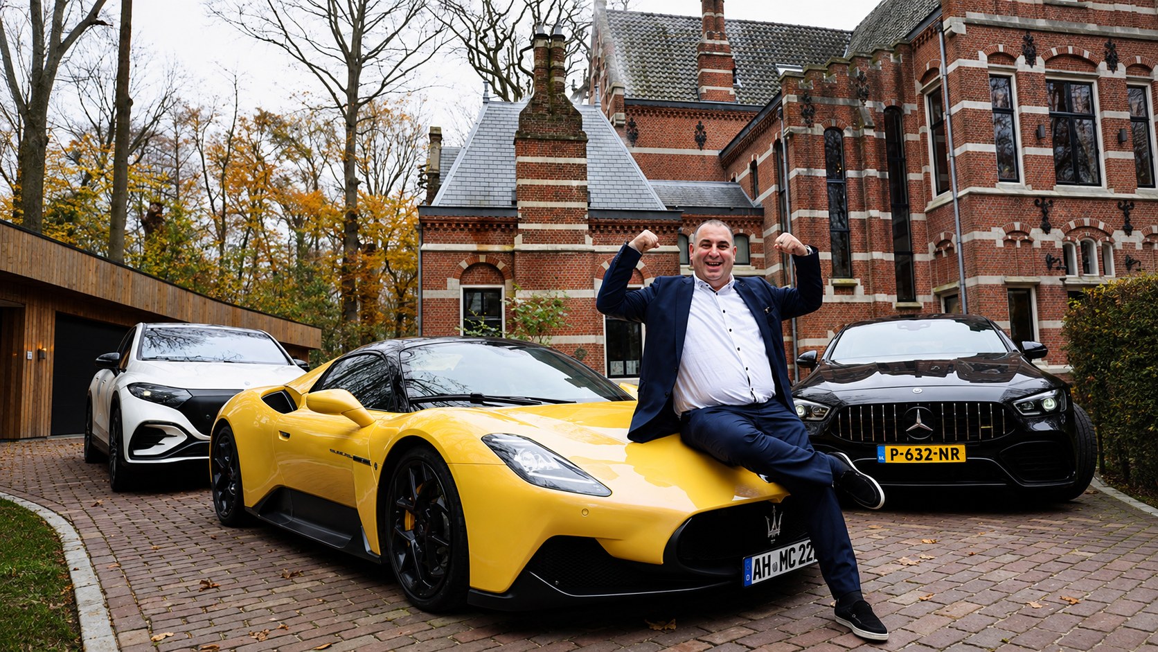 Salar Azimi bij zijn auto's voor Kasteel De Elderschans