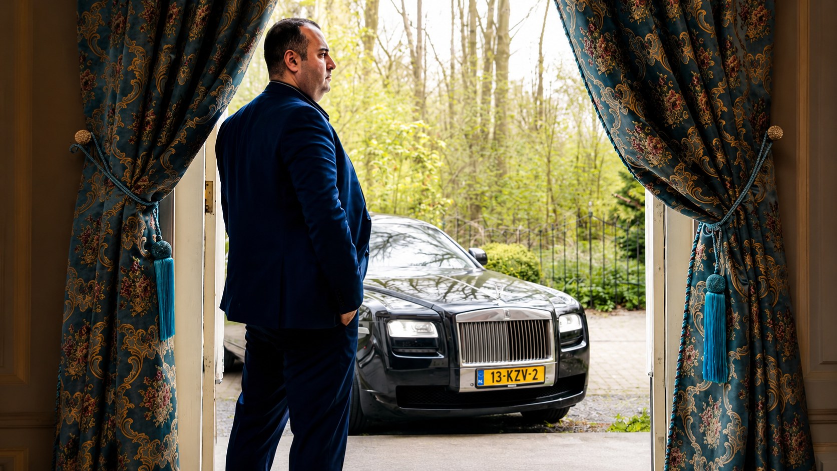 Salar Azimi in de deuropening, met zijn Rolls-Royce op de oprit
