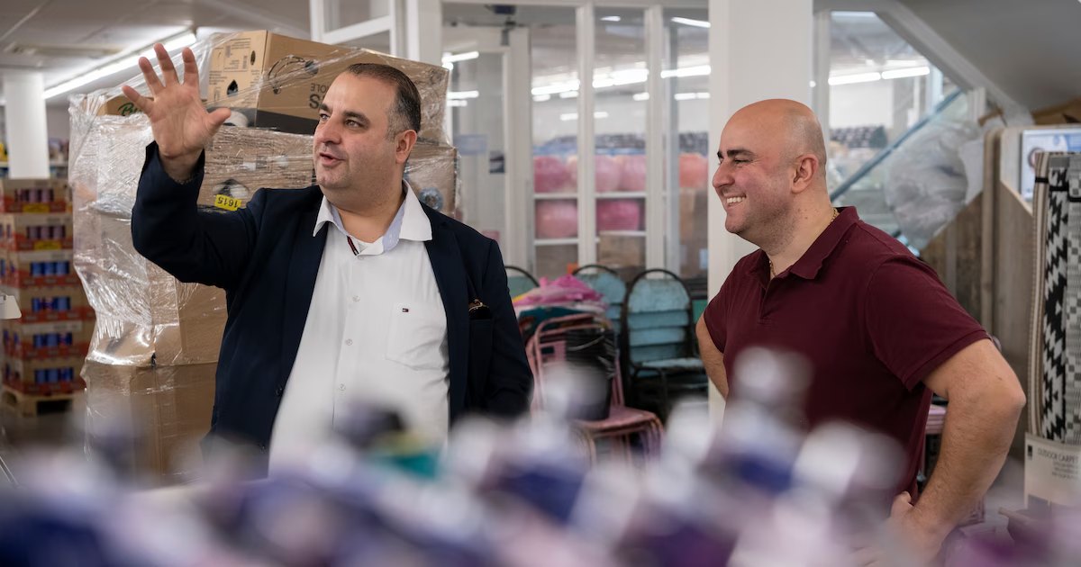 Salar en Sasan Azimi in hun winkelcentrum