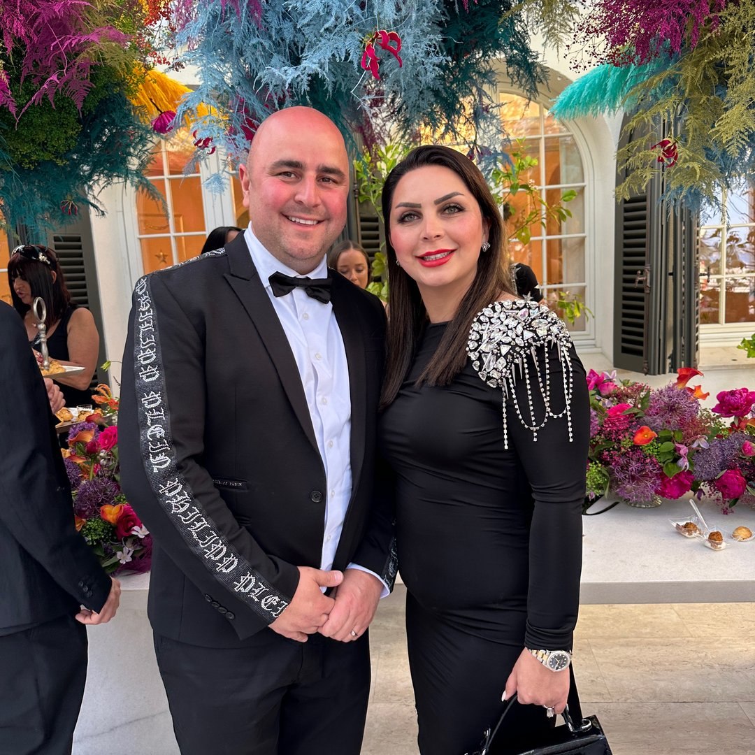 Sasan Azimi met zijn vrouw tijdens een gala