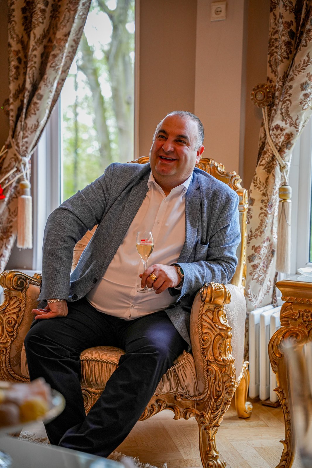 Salar Azimi met een glas champagne