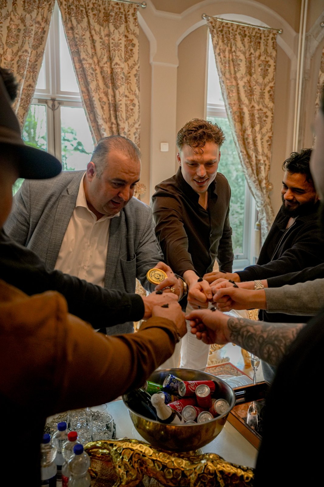 Deelnemers proosten met kaviaar tijdens een Azimi-bijeenkomst