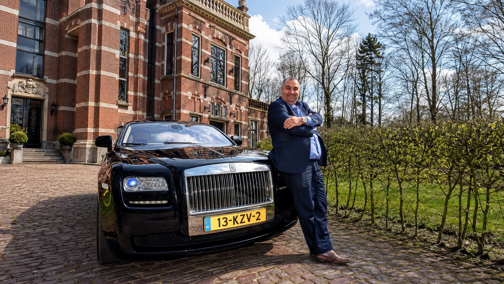 Salar Azimi bij zijn Rolls-Royce
